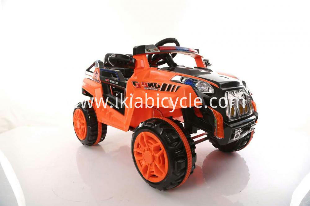 Kulur differenti Tfal Ride fuq Karozza