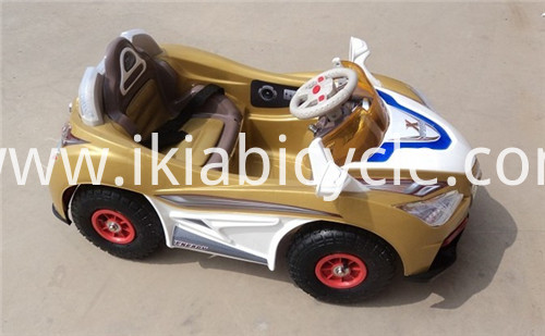 Ride fuq karozzi ġugarell għat-tfal
