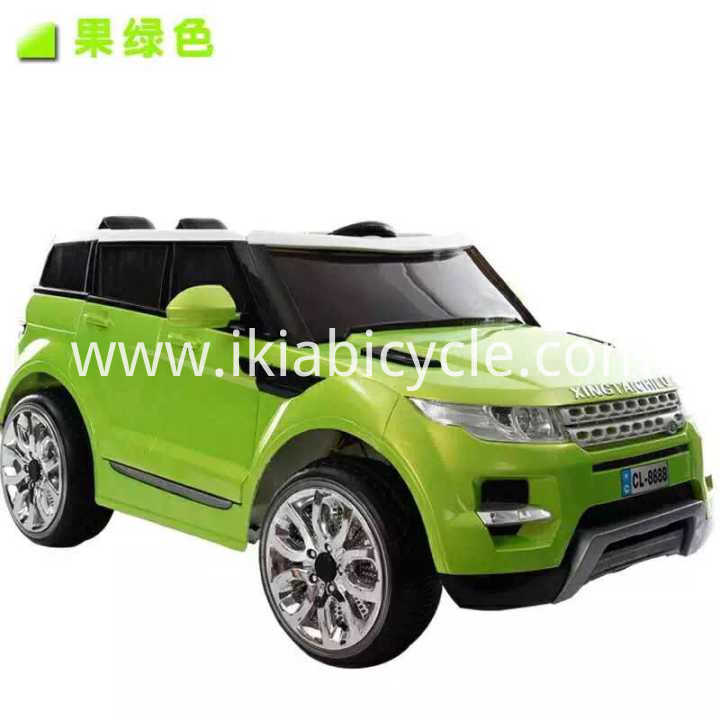 Kulur aħdar popolari Kid Ride fuq karozza